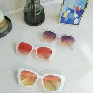 Modische quadratische Sonnenbrille für Damen, trendige Farbverlaufgläser mit schönen Gestellen.
