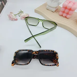 Occhiali da sole quadrati sfumati, occhiali alla moda per uso quotidiano con protezione UV.