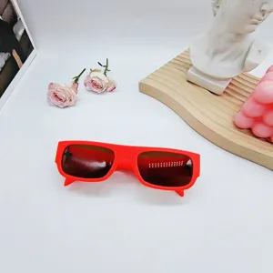 Gafas de sol vintage rojas de montura pequeña tendencia, accesorio de moda retro elegante.