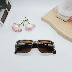 Occhiali da sole quadrati marroni retrò per uomo e donna, protezione UV elegante.