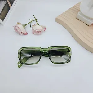 Occhiali da sole quadrati verdi vintage per uomo e donna, elegante stile retrò.