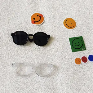 Joli ensemble de lunettes de soleil rondes et transparentes pour chiens chats, vue détail.
