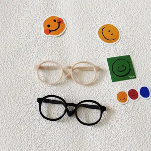Vue détaillée de lunettes rondes pour animaux, accessoire mignon chien chat en beige et noir.