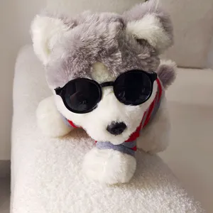 Gros plan détaillé de lunettes de soleil rondes noires tendance sur peluche pour animaux.