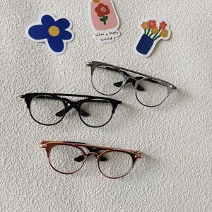 Vue détaillée de mini lunettes en métal à double pont pour accessoires de photo poupée