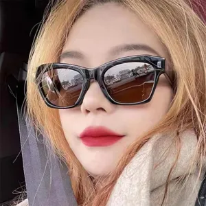 Eckige Sonnenbrille für Damen und Herren, großer dicker Rahmen mit Metallnieten.
