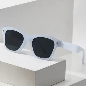 Viereckige Sonnenbrille mit hellblauem dickem Rahmen und dunklen UV-Schutz-Gläsern für Damen.
