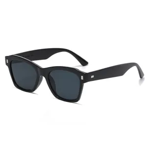 Schwarze quadratische Sonnenbrille mit Metallnieten, UV-Schutz Unisex Brille Hauptansicht