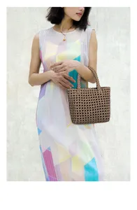 Détail de sac cabas tissé métallique fait main, élégant sac panier ajouré chic.