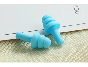 Vista dettagliata di morbidi tappi per le orecchie in silicone blu a tre flange per dormire.