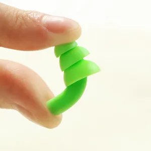 Tappi per le orecchie in silicone verde con tripla flangia per sonno, nuoto e antirumore.