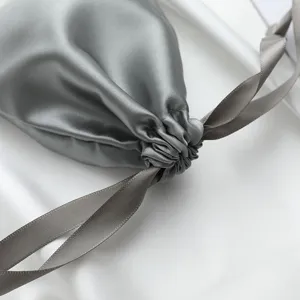 Elegante grijze satijnen koordzak voor luxe geschenkverpacking en kleine accessoires.