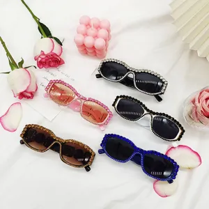 Vue détaillée de lunettes de soleil carrées en strass élégantes et colorées pour les femmes.