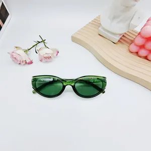Lunettes de soleil cat-eye vert jelly pour femmes et hommes, monture transparente chic.