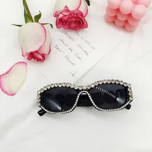 Lunettes de soleil noires chics en strass pour femmes, lunettes de soleil tendance cristal 2024