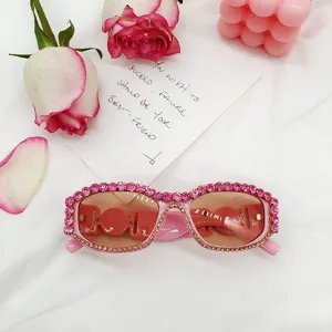 Lunettes de soleil carrées en strass rose pour femmes, tendance chic cristaux brillants.