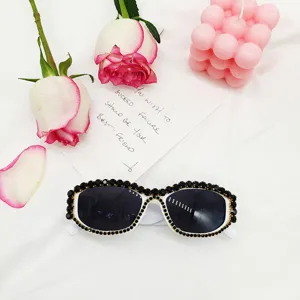 Chics lunettes de soleil à strass noirs monture blanche, lunettes carrées tendance.