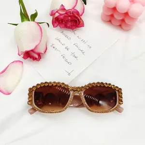 Lunettes de soleil carrées en strass pour femmes, tendance mode élégante avec diamants.