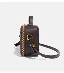 Vue latérale détaillée du mini sac boîte tissé en cuir marron foncé de haute qualité.
