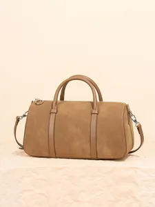 Sac Boston en daim marron pour femme, élégant sac à main avec poignée et bandoulière.