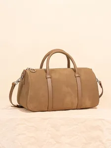 Sac à main Boston en daim marron avec deux poignées bandoulière et fermeture éclair pour femmes.