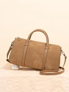 Sac à main boston en daim marron pour femme, sac bandoulière bowling chic avec anses.