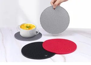 Vue détaillée du dessous de plat en silicone nid d'abeille, tapis de cuisine antidérapant.