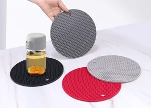 Détail du tapis de table en silicone, design antidérapant en nid d'abeille pour cuisine.