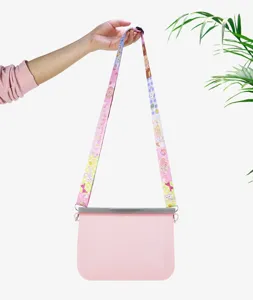 Borsa di conservazione in silicone rosa con cinturino, design riutilizzabile e sicuro.