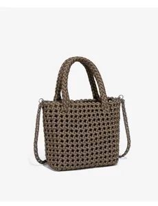Gros plan du sac à main tissé à main marron avec texture en maille creuse et chaîne.