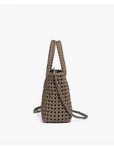 Vue détaillée du sac à main tressé marron avec poignées et bandoulière en chaîne métallique.