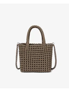 Gros plan sur les détails du sac à main tissé marron fait main avec une bandoulière en chaîne.
