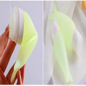 Bouteille de voyage en silicone portable avec design queue de baleine pour shampoing et lotion.