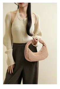 Bolso de mano tejido artesanal detalle, diseño de media luna elegante, accesorio de moda chic.