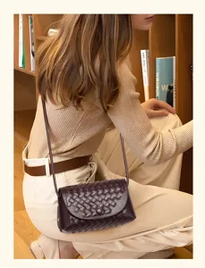 Stijlvolle geweven lederen crossbody tas voor dames, chique schoudertas met premium textuur.