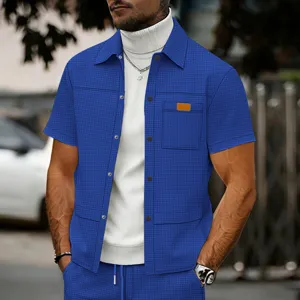 Vista di dettaglio della giacca camicia a maniche corte in tessuto waffle blu da uomo.