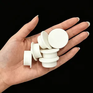 Tapa de silicona de detalle para agujero de rebosadero de lavabo de bano, blanca.
