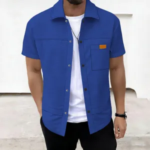 Vista dettagliata della camicia casual da uomo a maniche corte con tessuto waffle azzurro.