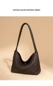 Bolso de hombro artesanal de cuero trenzado en marrón oscuro con silueta suave y elegante.