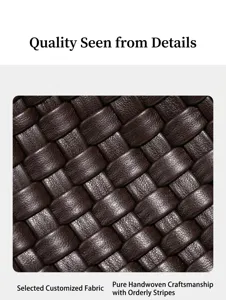 Primer plano de los detalles del bolso tejido de cuero suave marron oscuro, artesania.