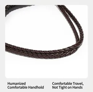 Primer plano de correas de bolso de cuero tejido marrón oscuro, textura suave y mano de obra fina