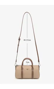 Détail du petit sac Boston en nylon avec longueur de bandoulière et hauteur réglables.