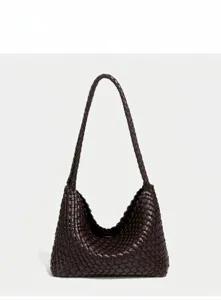 Detalle de bolso de hombro de piel tejida marrón oscuro, diseño intrecciato clásico.