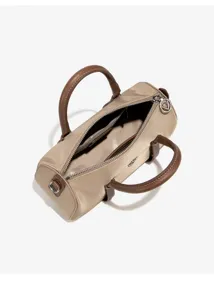 Gros plan sur le sac Boston en nylon kaki avec poignées en cuir marron et fermeture éclair.