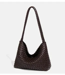 Detalle de bolso de hombro de cuero tejido marrón oscuro, bolso hobo suave con textura clásica.