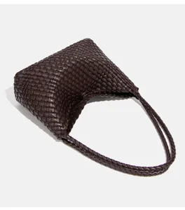 Detalle de bolso de cuero trenzado marrón oscuro, correa de hombro suave, diseño de bolso hobo elegante