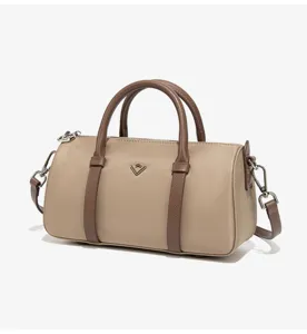 Vue détaillée du sac polochon Boston en nylon imperméable élégant avec un design bicolore contrasté.