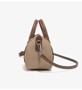 Petit sac Boston en nylon imperméable détail latéral poignées contrastées classiques sangle.