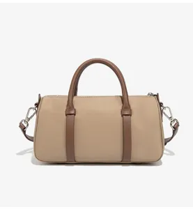 Sac Boston imperméable élégant en nylon kaki avec poignées marron, pratique sac à bandoulière.