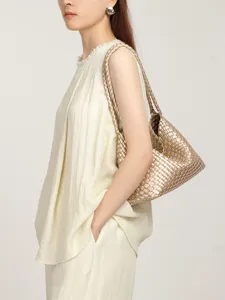 Bolso de hombro de cuero tejido dorado metálico elegante bolso de mano tipo dumpling para mujer